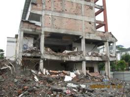 图1 汶川地震中框架结构的柱铰破坏机制