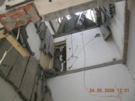 图4 安县秀水镇广电楼出屋面信号塔砸穿西侧两个开间造成三人死亡